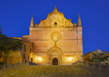 Spanien, Balearische Inseln, Felanitx, Fassade der Kirche von Felanitx bei Nacht - SIEF09710