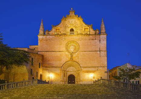 Spanien, Balearische Inseln, Felanitx, Fassade der Kirche von Felanitx bei Nacht - SIEF09710