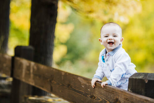 Porträt eines glücklichen kleinen Jungen im Freien - LJF01487
