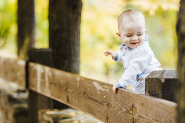 Porträt eines lächelnden kleinen Jungen im Freien - LJF01488
