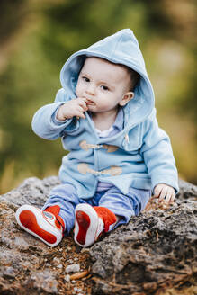 Porträt eines kleinen Jungen mit hellblauer Kapuzenjacke im Freien - LJF01489