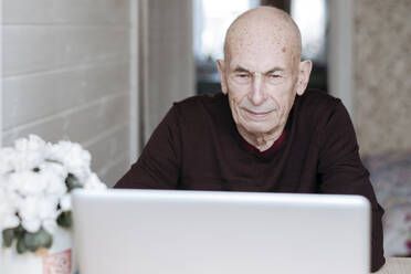 Porträt eines alten Mannes vor einem Laptop - EYAF01001