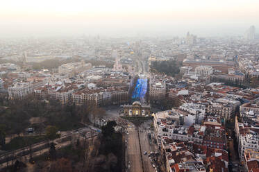 Spanien, Madrid, Blick aus dem Hubschrauber auf den Triumphbogen Puerta de Alcala - JCMF00507