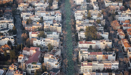 Spanien, Madrid, Blick aus dem Hubschrauber auf eine Menschenmenge, die am San Silvestre Vallecana-Marathon teilnimmt - JCMF00509