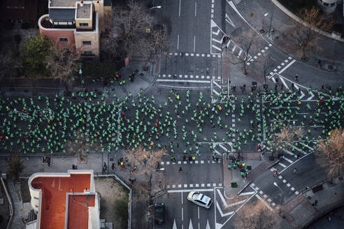 Spanien, Madrid, Blick aus dem Hubschrauber auf eine Menschenmenge, die am San Silvestre Vallecana-Marathon teilnimmt - JCMF00510