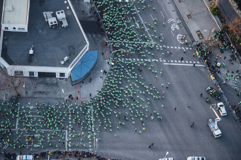 Spanien, Madrid, Blick aus dem Hubschrauber auf eine Menschenmenge, die am San Silvestre Vallecana-Marathon teilnimmt - JCMF00511