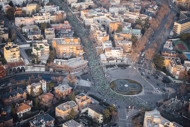 Spanien, Madrid, Blick aus dem Hubschrauber auf eine Menschenmenge, die am San Silvestre Vallecana-Marathon teilnimmt - JCMF00512