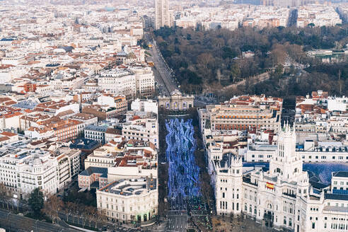 Spanien, Madrid, Blick aus dem Hubschrauber auf eine Menschenmenge, die am San Silvestre Vallecana-Marathon teilnimmt - JCMF00514