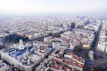 Spanien, Madrid, Blick aus dem Hubschrauber auf den Triumphbogen Puerta de Alcala und umliegende Gebäude - JCMF00515