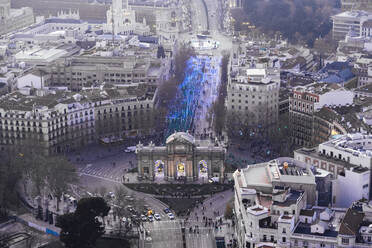 Spanien, Madrid, Blick aus dem Hubschrauber auf die Puerta de Alcala und die Menschenmenge, die am San Silvestre Vallecana-Marathon teilnimmt - JCMF00516