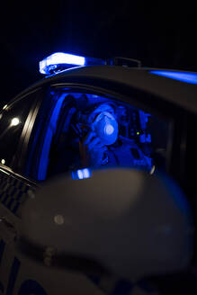 Polizist auf Notfalleinsatz, Gesichtsmaske aufsetzen - OCMF01163
