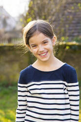 Porträt eines lächelnden Mädchens im Garten - LVF08724