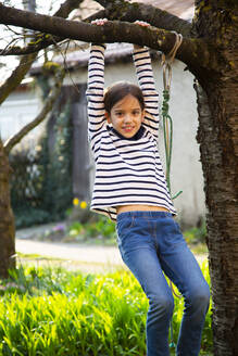 Porträt eines lächelnden Mädchens, das im Garten spielt - LVF08726
