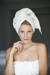 Porträt einer schönen Frau mit in ein Handtuch gewickeltem Kopf - PNEF02557