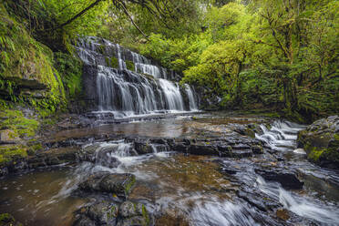 Neuseeland, Otago, Langzeitbelichtung der Purakaunui Falls - RUEF02661