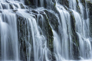 Neuseeland, Otago, Nahaufnahme des spritzenden Wassers der Purakaunui Falls - RUEF02662