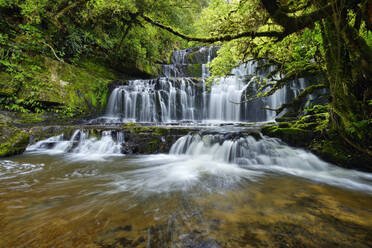 Neuseeland, Otago, Langzeitbelichtung der Purakaunui Falls - RUEF02663