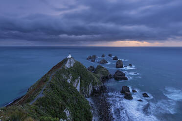 Neuseeland, Otago, Langzeitbelichtung von Nugget Point bei bewölktem Morgengrauen - RUEF02669