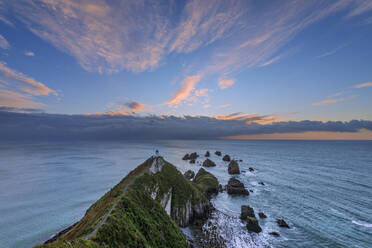 Neuseeland, Otago, Langzeitbelichtung von Nugget Point bei stimmungsvoller Morgendämmerung - RUEF02671