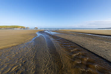 Neuseeland, Otago, Küstenwasser fließt durch den Sand des Tautuku Beach - RUEF02674