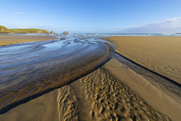 Neuseeland, Otago, Küstenwasser fließt durch den Sand des Tautuku Beach - RUEF02676