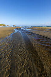 Neuseeland, Otago, Küstenwasser fließt durch den Sand des Tautuku Beach - RUEF02677