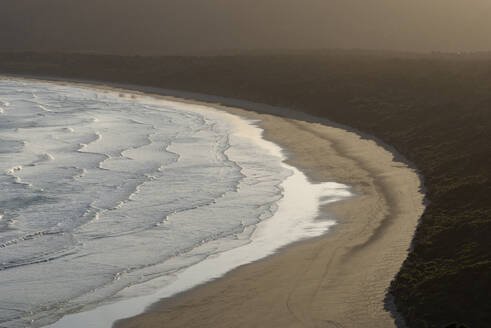 Neuseeland, Otago, Tautuku Beach vom Florence Hill Lookout aus gesehen in der Abenddämmerung - RUEF02678