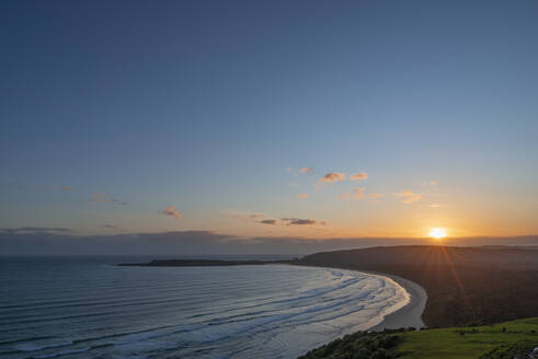 Neuseeland, Otago, Tautuku Beach vom Florence Hill Lookout aus gesehen bei Sonnenuntergang - RUEF02679