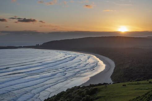 Neuseeland, Otago, Tautuku Beach vom Florence Hill Lookout aus gesehen bei Sonnenuntergang - RUEF02680