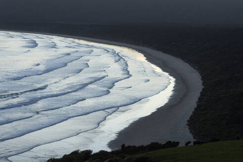 Neuseeland, Otago, Tautuku Beach vom Florence Hill Lookout aus gesehen in der Abenddämmerung - RUEF02681