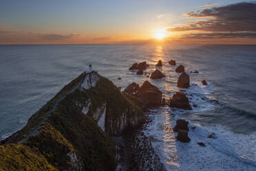 Neuseeland, Otago, Langzeitbelichtung von Nugget Point bei stimmungsvollem Sonnenaufgang - RUEF02684