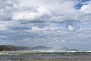 Neuseeland, Otago, Papatowai, Wolken über dem Tahakopa Strand und den Klippen von Mcphee Cove - RUEF02689