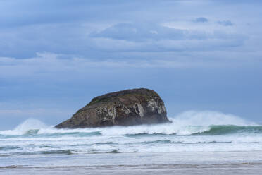 Neuseeland, Otago, Meereswellen plätschern gegen Küstenfelsen - RUEF02694