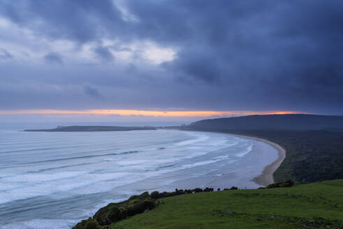 Neuseeland, Otago, Tautuku Beach vom Florence Hill Lookout aus gesehen bei dramatischer Abenddämmerung - RUEF02695