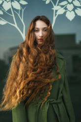 Porträt einer rothaarigen jungen Frau mit wehendem Haar - TCEF00342