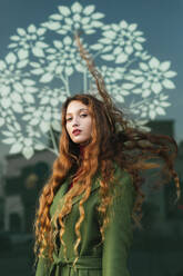 Porträt einer rothaarigen jungen Frau mit wehendem Haar - TCEF00345