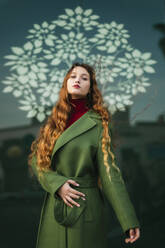 Porträt einer rothaarigen jungen Frau mit modischem grünem Mantel - TCEF00346
