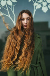 Porträt einer rothaarigen jungen Frau mit wehendem Haar - TCEF00350