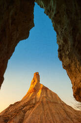 Spanien, Navarra, Klarer Himmel über Felsformation in Bardenas Reales Badland - DSGF01894