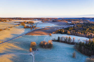 Deutschland, Bayern, Icking, Drohnenansicht der Winterlandschaft in der Morgendämmerung - SIEF09713