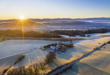 Deutschland, Bayern, Icking, Drohnenansicht der Winterlandschaft bei Sonnenaufgang - SIEF09715