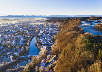 Deutschland, Bayern, Wolfratshausen, Drohnenansicht der Stadt im Alpenvorland bei Winterdämmerung - SIEF09719