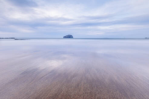 UK, Schottland, North Berwick, Seacliff-Küste mit der Insel Bass Rock im Hintergrund - SMAF01865