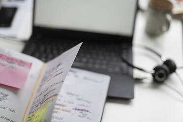 Notebook, Laoptop und Headset auf dem Schreibtisch - CHPF00672