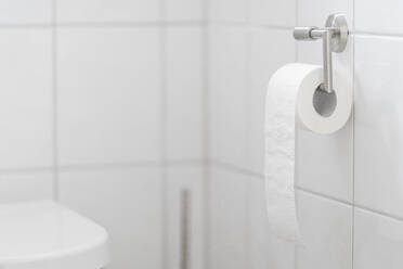 Toilettenpapier im weißen Bad - CHPF00673