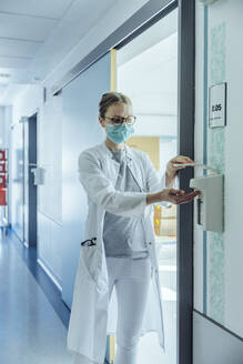Doctor disinfecting her hands in hospital - MFF05239