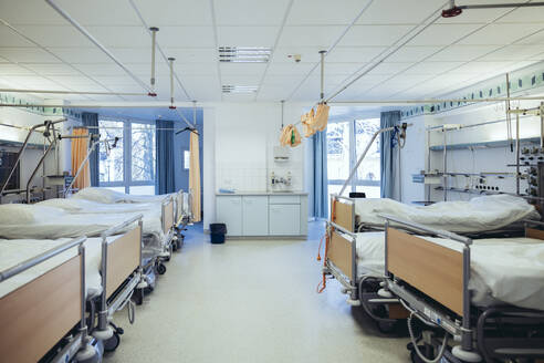 Empty beds in hospital room - MFF05241