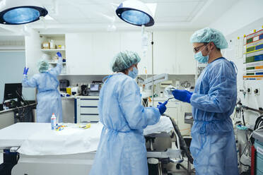 Doctors preparing trauma room of a hospital - MFF05252