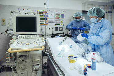 Doctors preparing trauma room of a hospital - MFF05253