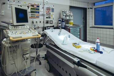 Leerer Schockraum für Covid 19-Patienten im Krankenhaus vorbereitet - MFF05256